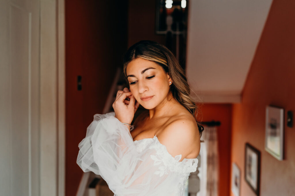 bride putting on her jewelry