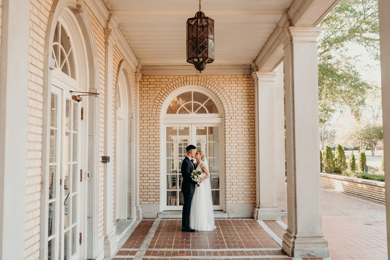 couples portraits outdoors