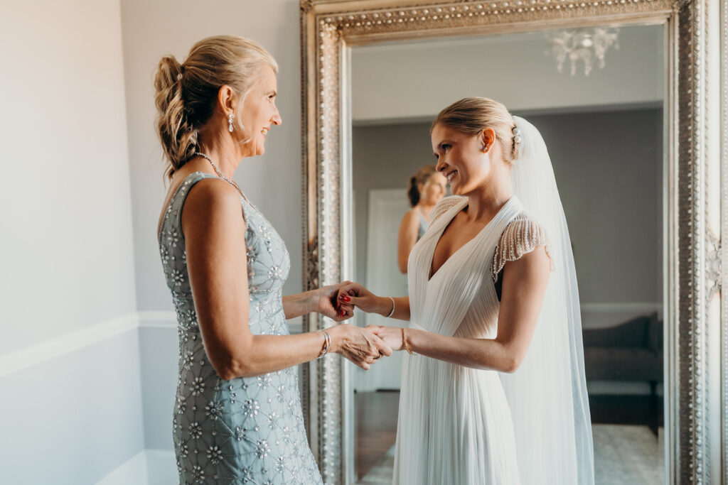 bride getting ready at separk mansion bridal suite