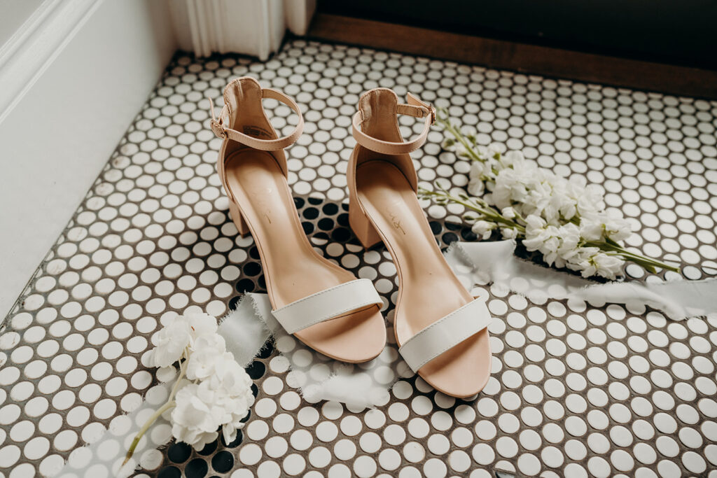 brides detail photos of shoes