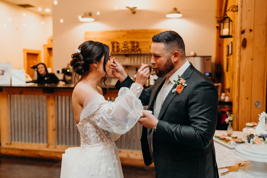 couple cutting the cake