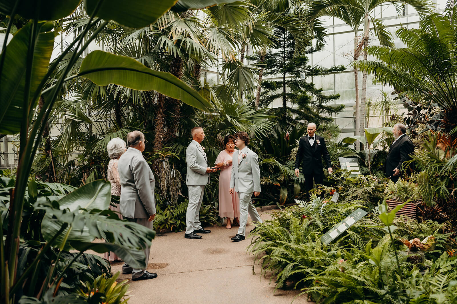 wedding guests arriving for a Daniel Stowe Botanical Garden Wedding