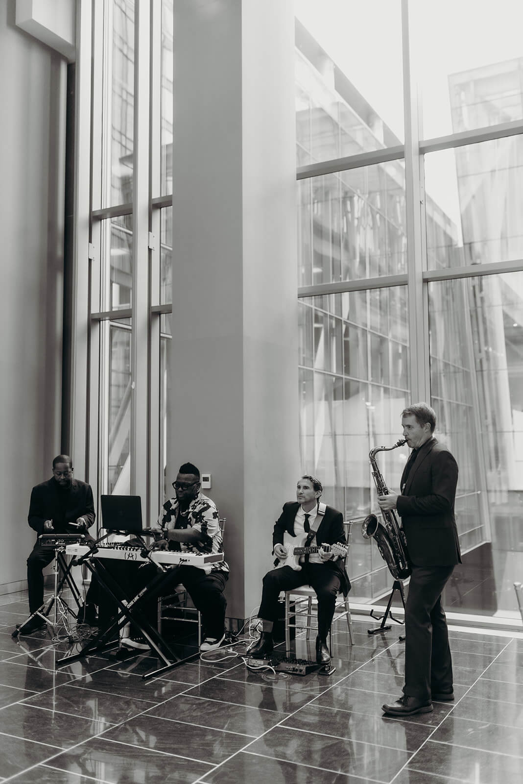 live jazz band playing at cocktail hour