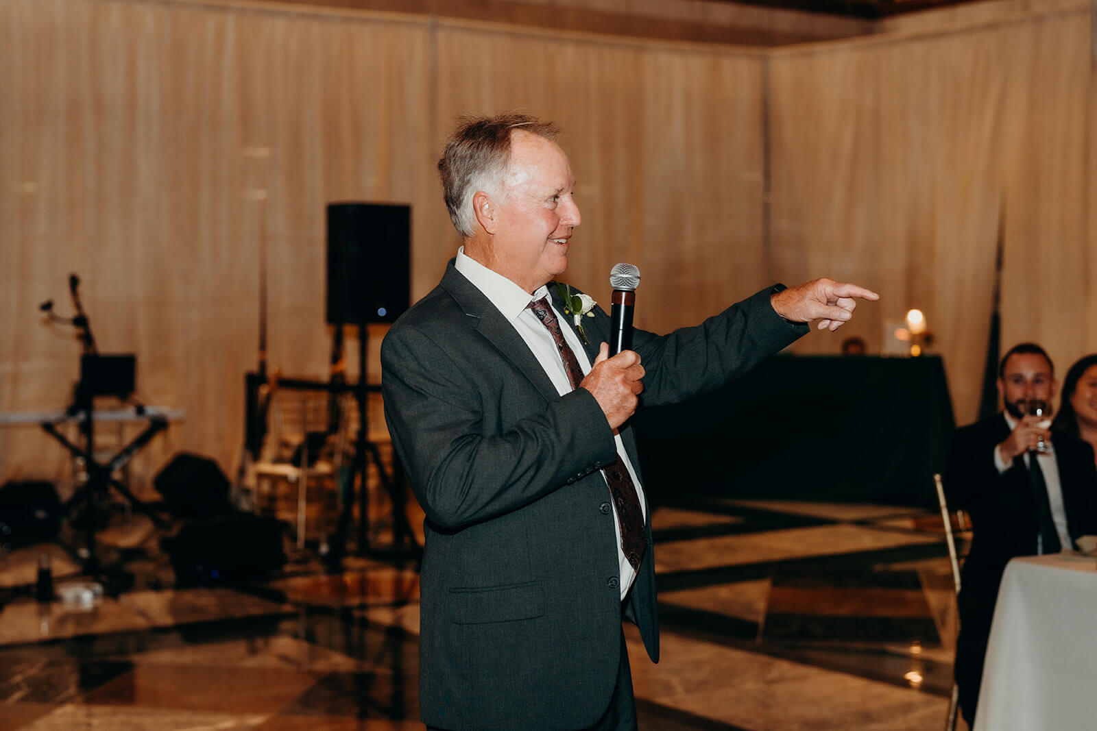 dad giving toast at wedding