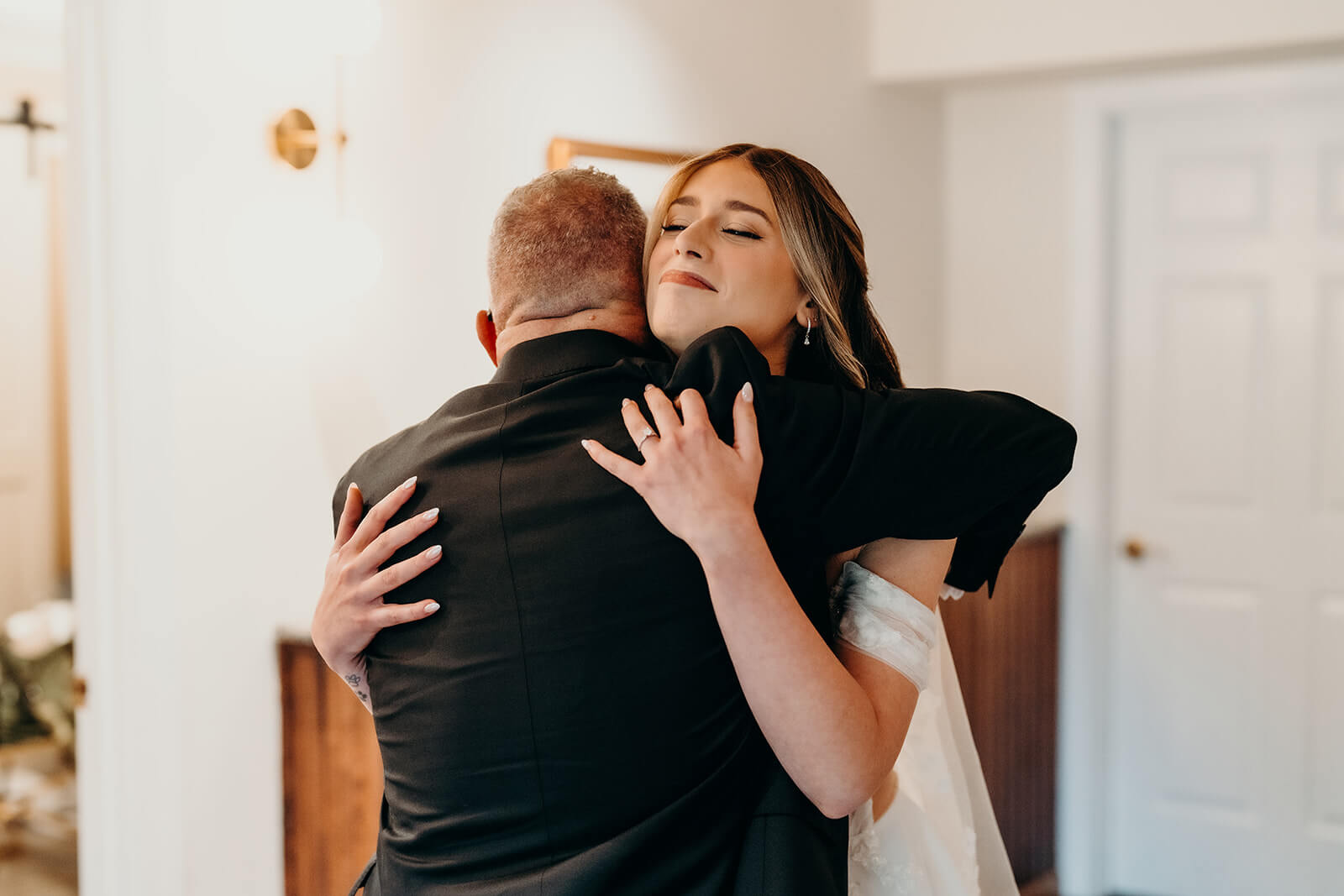 bride and dad hugging after first look
