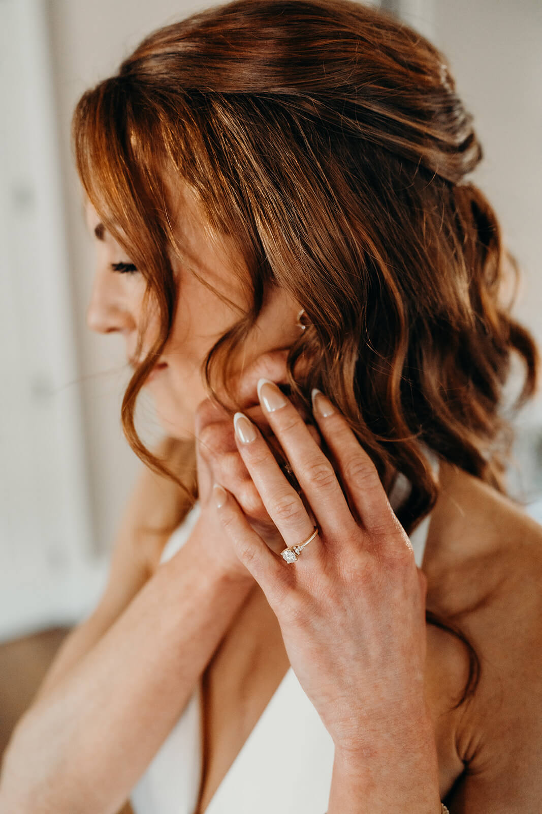 bride putting on her earrings