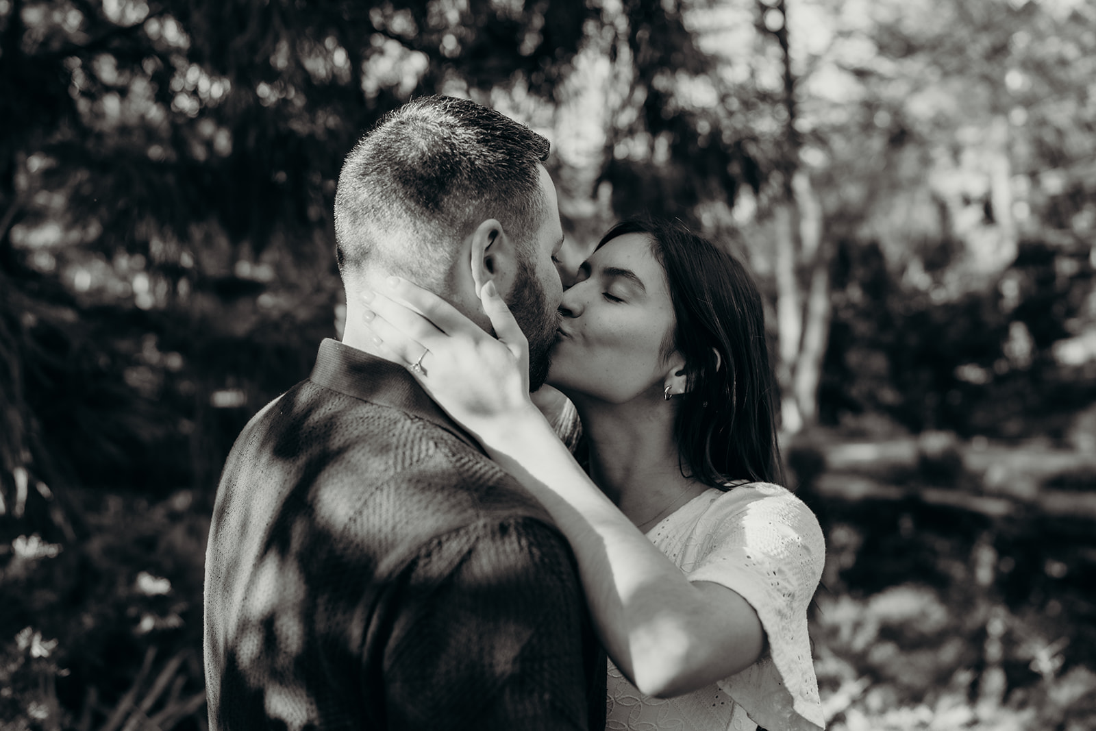 couple kissing in black and white 