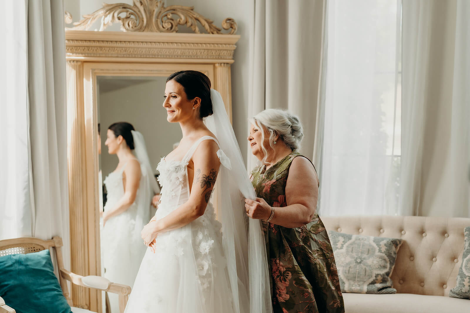 bride getting ready with her mom at the bridal suite at the maxwell raleigh